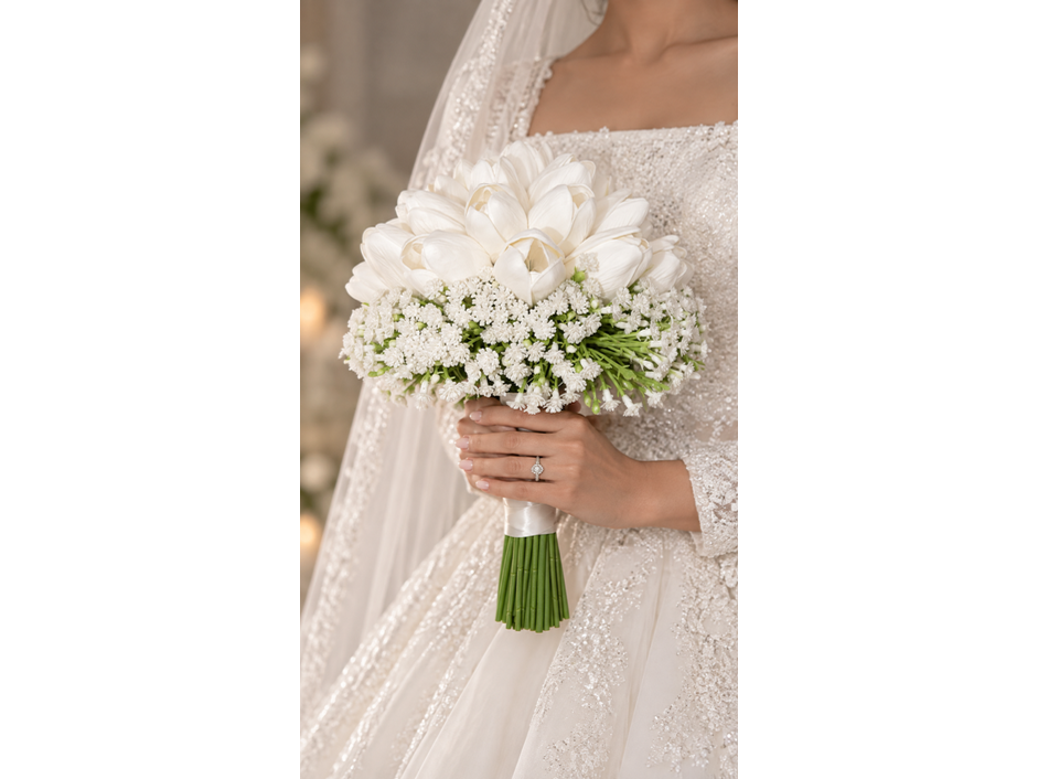 مسكة عروس توليب أبيض